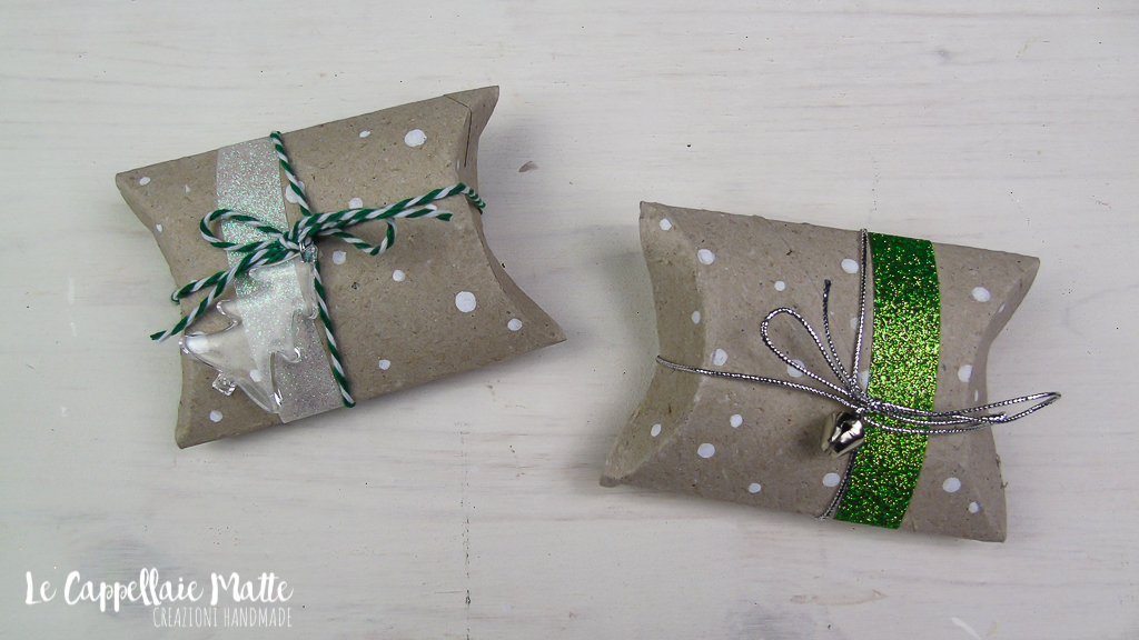 Regali Di Natale Riciclo Creativo.Un Pacchetto Regalo Per Natale All Insegna Del Riciclo Creativo Christmas Pillow Box Tutorial Le Cappellaie Matte